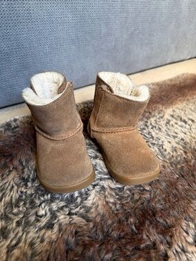 Ugg baby snow boots sice 04/05